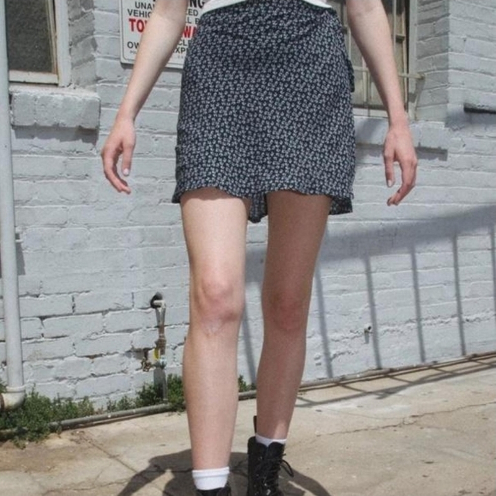 Brandy Melville Genevieve mini floral wrap skirt Sz Small